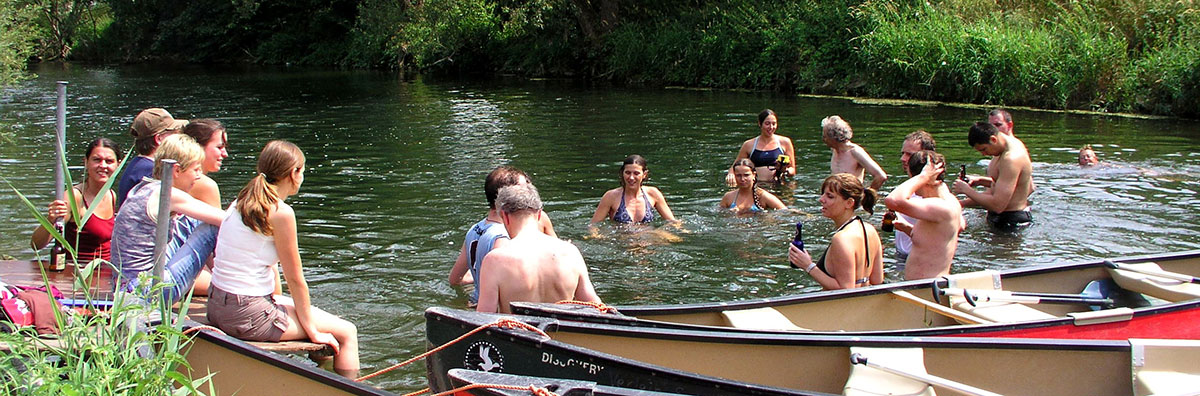 Badespass im Neckar mit Kanus